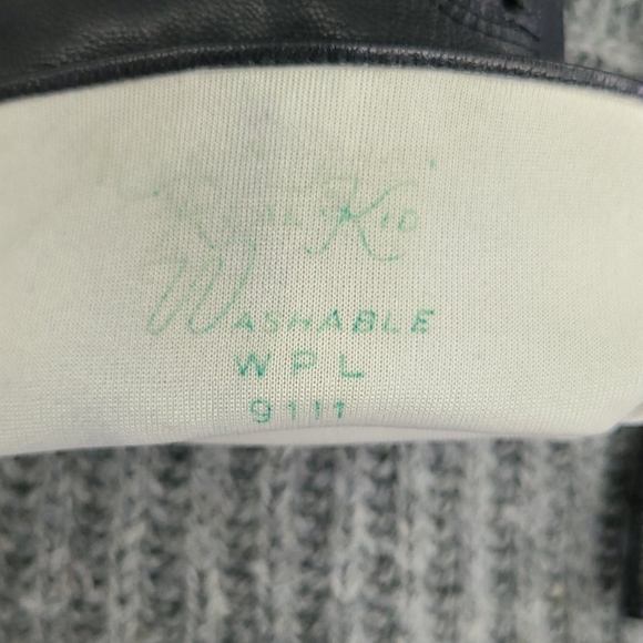 Ryan Kio -  Gloves - Picture 2 of 2